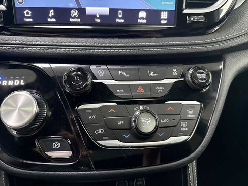 Used 2025 Chrysler Pacifica Limited image 17