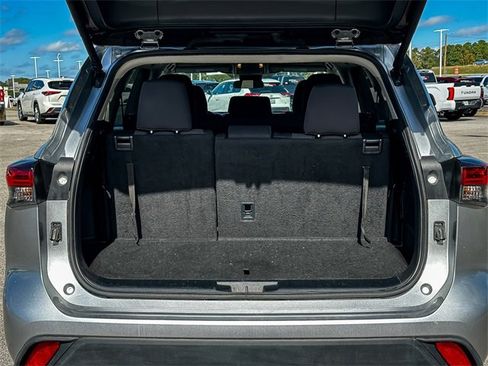 Used 2024 Toyota Highlander LE image 31