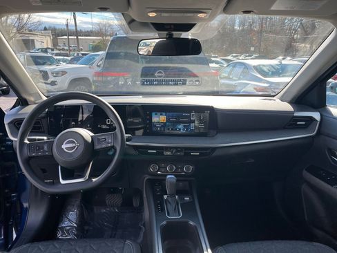 Used 2025 Nissan Kicks SV image 27