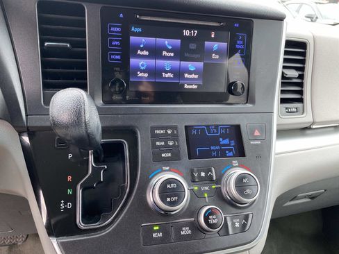 Used 2017 Toyota Sienna LE image 10