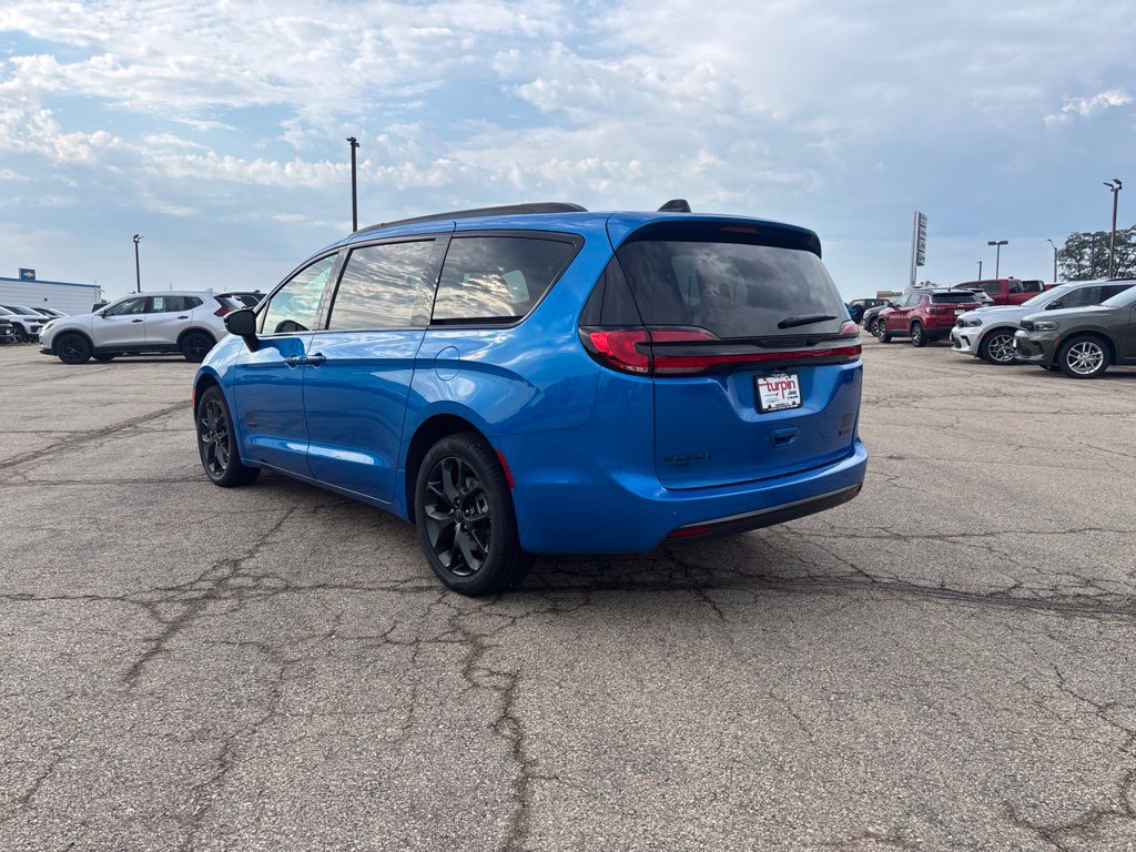 New 2027 Chrysler Pacifica Select AWD/4WD image 3