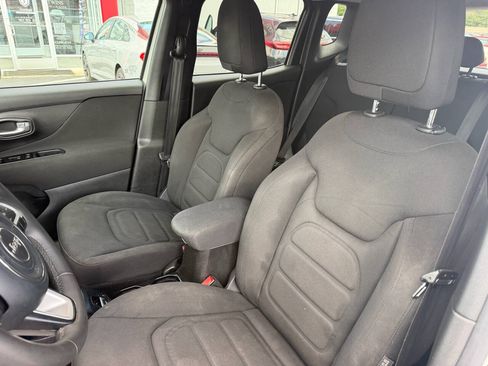Used 2021 Jeep Renegade Latitude FWD image 10