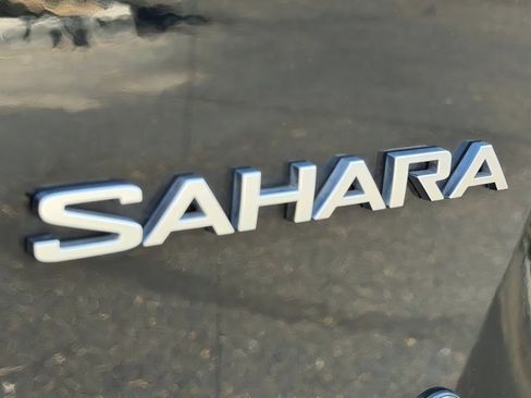 Used 2018 Jeep Wrangler Unlimited Sahara AWD/4WD image 9