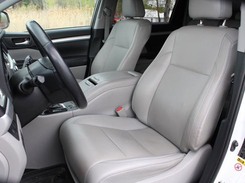 Used 2019 Toyota Highlander XLE AWD/4WD image 17