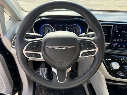 Used 2022 Chrysler Pacifica Limited AWD/4WD image 26