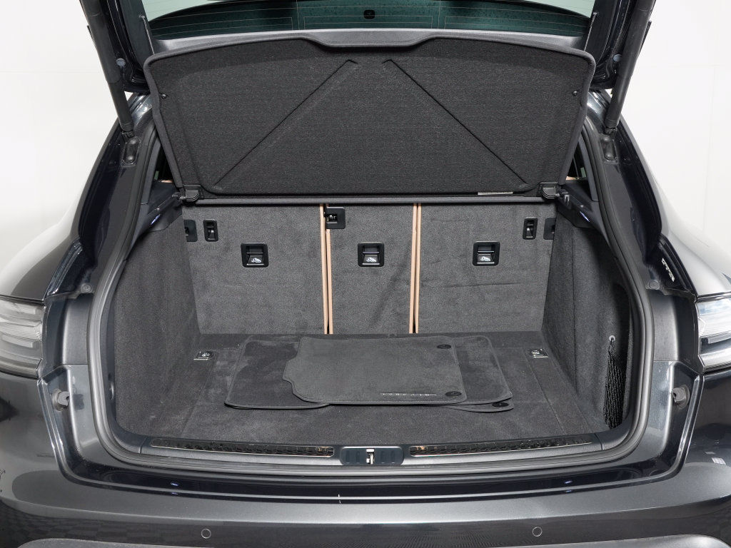 Certified 2023 Porsche Macan AWD/4WD image 41