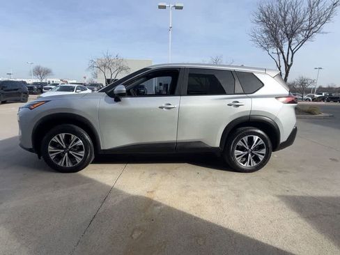 Used 2023 Nissan Rogue SV image 3