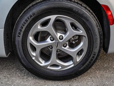 Used 2023 Chrysler Pacifica Limited image 7