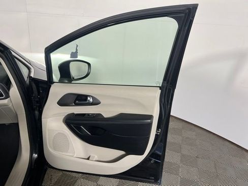 Certified 2023 Chrysler Pacifica Touring-L FWD image 24