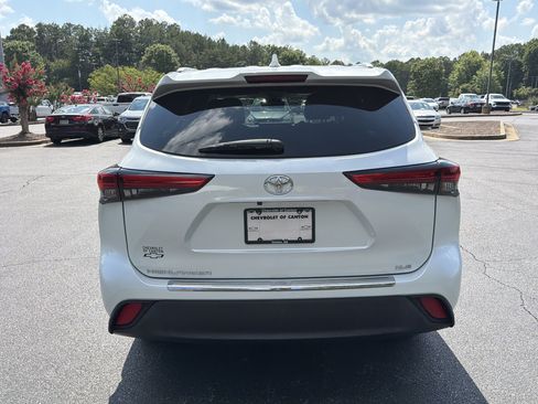 Used 2023 Toyota Highlander XLE FWD image 6