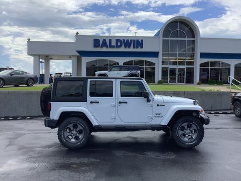 Used 2016 Jeep Wrangler Unlimited Sahara w/ Connectivity Group AWD/4WD image 8