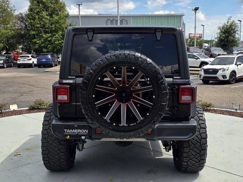 Used 2018 Jeep Wrangler Unlimited Sahara AWD/4WD image 3