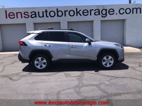 Used 2021 Toyota RAV4 XLE AWD/4WD image 1