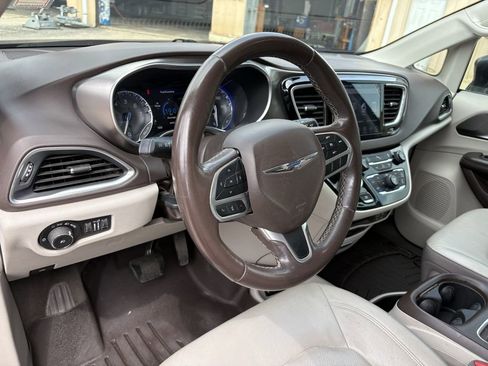 Used 2018 Chrysler Pacifica Touring-L Plus image 14