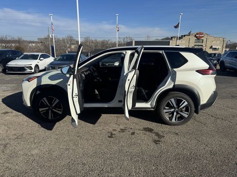 Used 2021 Nissan Rogue Platinum image 4