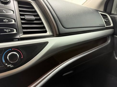 Used 2015 Toyota Highlander LE image 21