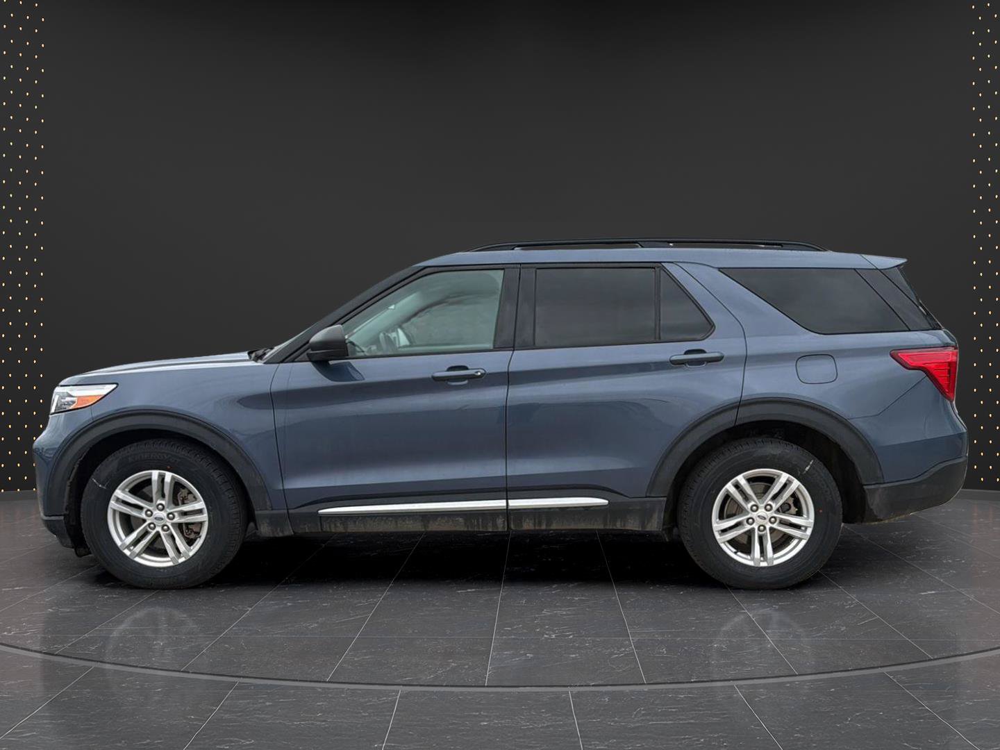 Used 2021 Ford Explorer XLT w/ Equipment Group 202A AWD/4WD image 2