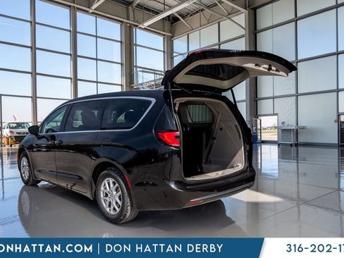 Used 2023 Chrysler Pacifica Touring-L FWD image 32
