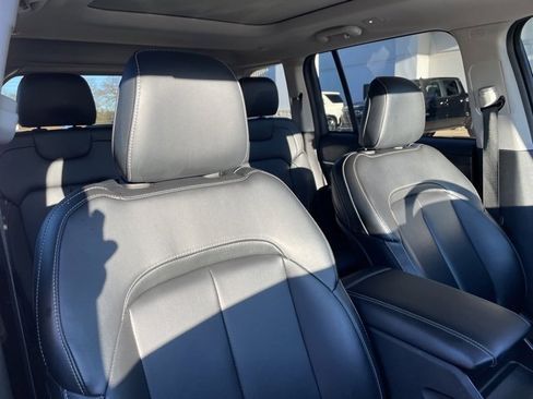 Used 2024 Jeep Grand Cherokee Limited w/ Black Appearance Package image 29