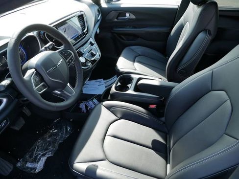 New 2026 Chrysler Pacifica Select image 11