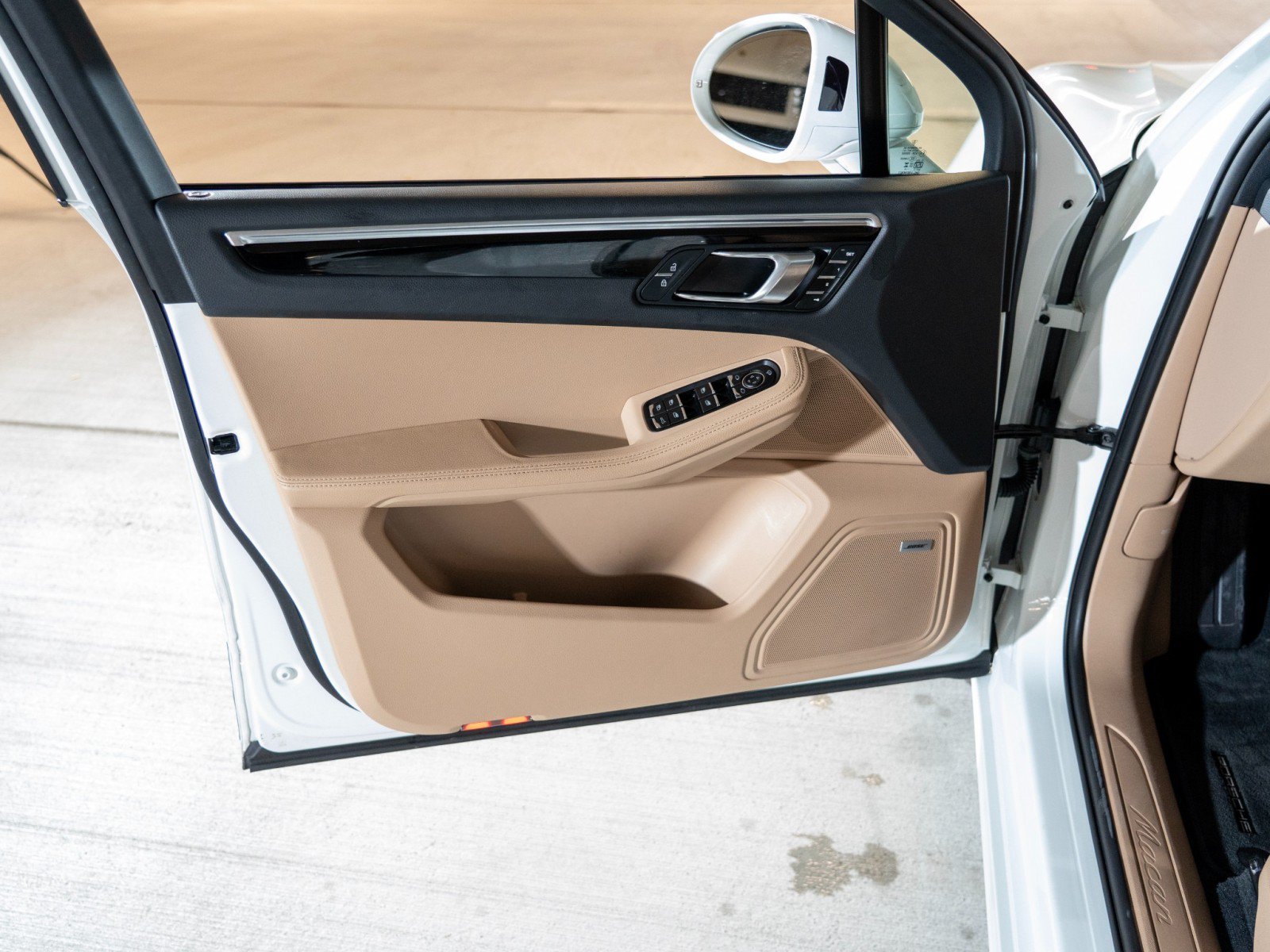 Certified 2023 Porsche Macan AWD/4WD image 17