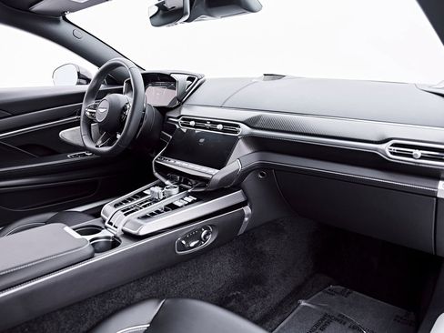 Used 2025 Aston Martin Vanquish RWD image 47