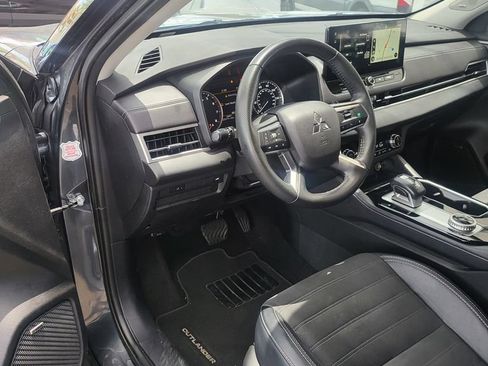 Used 2025 Mitsubishi Outlander SE AWD/4WD image 3