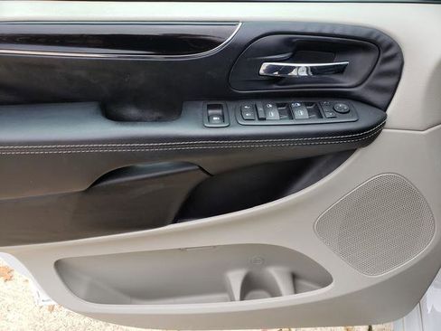 Used 2016 Dodge Grand Caravan SE image 11