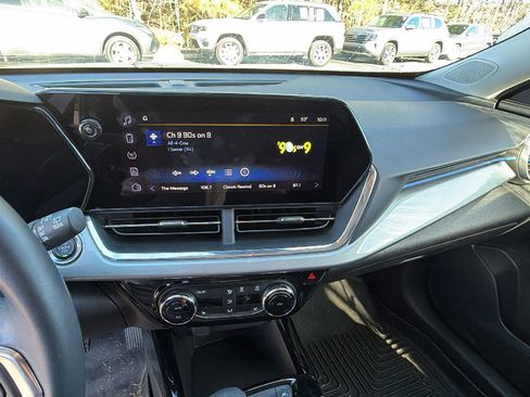 Used 2025 Chevrolet Trax LT w/ Driver Confidence Package image 30