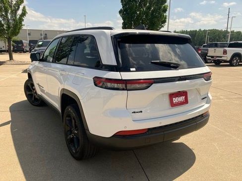 Used 2023 Jeep Grand Cherokee Limited w/ Black Appearance Package AWD/4WD image 8