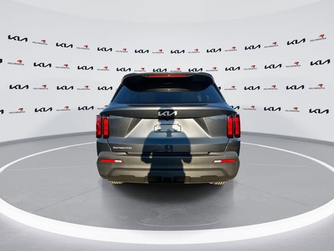 Used 2023 Kia Sorento LX image 7