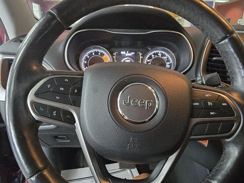 Used 2019 Jeep Cherokee Latitude w/ Cold Weather Group FWD image 29