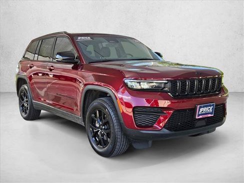 Used 2025 Jeep Grand Cherokee Altitude RWD image 3