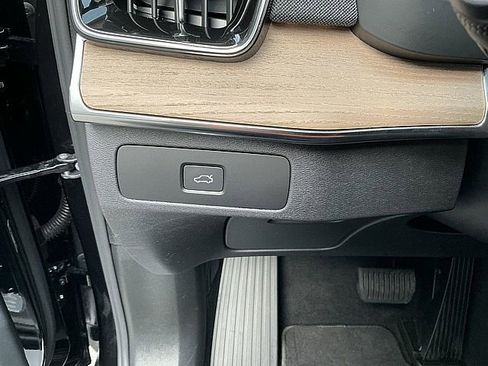 Used 2025 Volvo XC90 B5 Core image 23