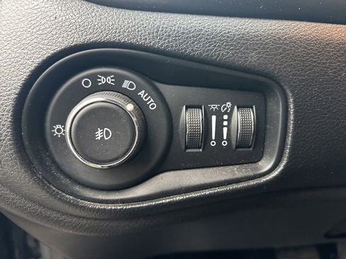 Used 2018 Jeep Renegade Latitude FWD image 15