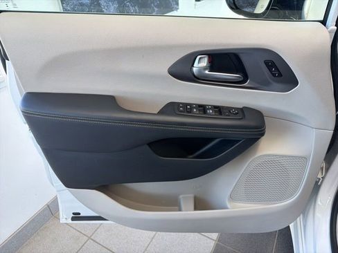 Used 2024 Chrysler Pacifica Touring-L image 22