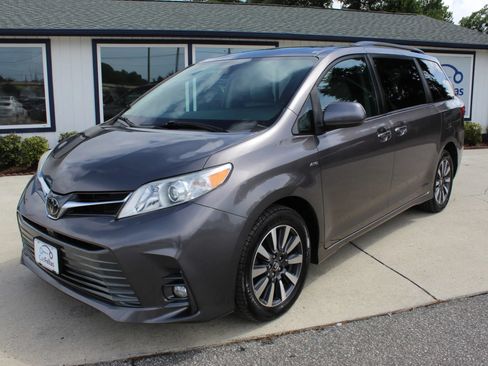 Used 2020 Toyota Sienna XLE AWD/4WD image 31