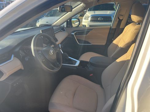 Used 2019 Toyota RAV4 LE image 9