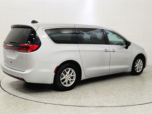 Used 2024 Chrysler Pacifica Touring-L FWD image 7