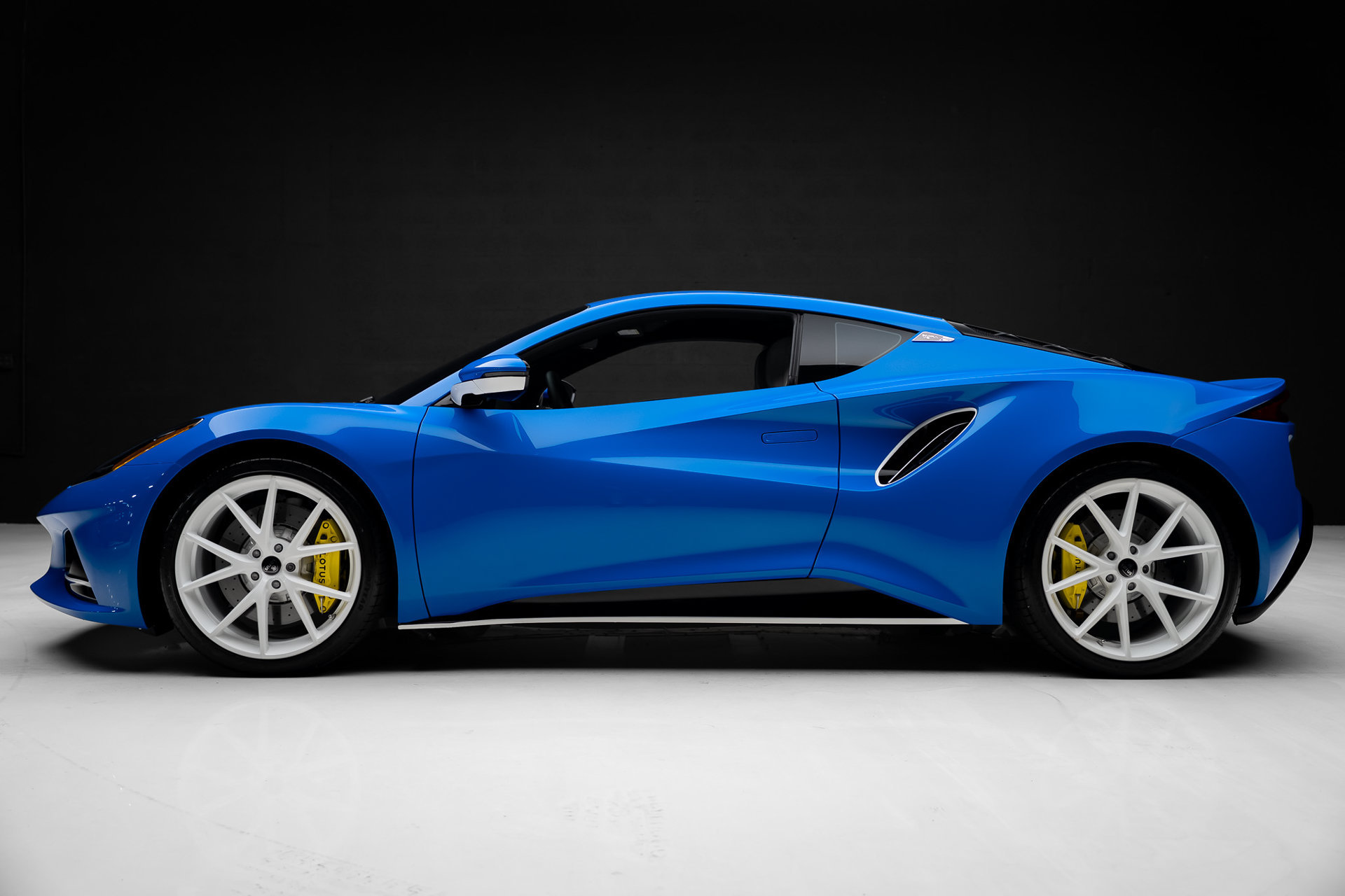 Used 2025 Lotus Emira RWD image 17