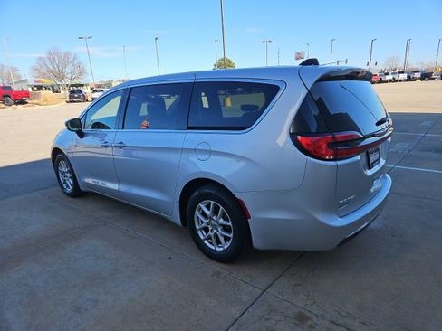 Used 2024 Chrysler Pacifica Touring-L image 5