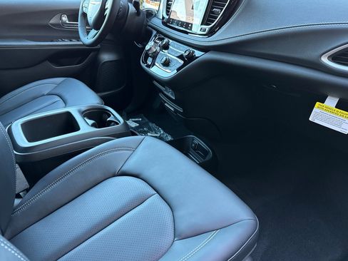 New 2026 Chrysler Pacifica Select w/ S Appearance Package image 16