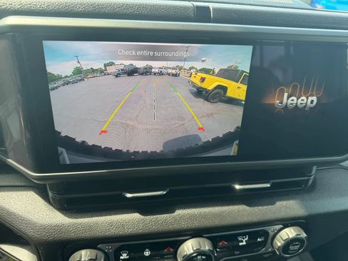 Used 2024 Jeep Wrangler Unlimited w/ Convenience Group AWD/4WD image 8