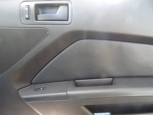 Used 2013 Ford Mustang V6 2dr Convertible image 26