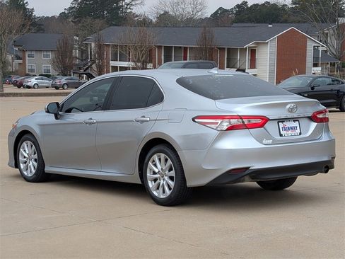 Used 2020 Toyota Camry LE image 6