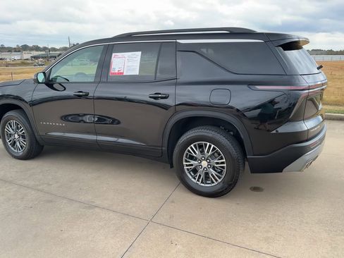 Used 2025 Chevrolet Traverse LT image 7