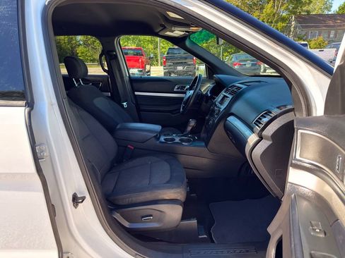 Used 2017 Ford Explorer XLT FWD image 30