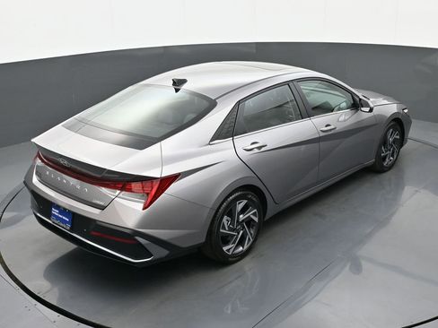 Certified 2024 Hyundai Elantra Limited FWD image 36