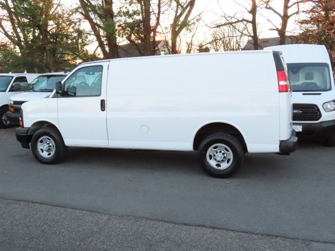 Used 2017 Chevrolet Express 3500 image 3