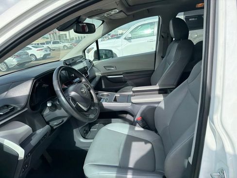 Used 2023 Toyota Sienna XLE FWD image 2